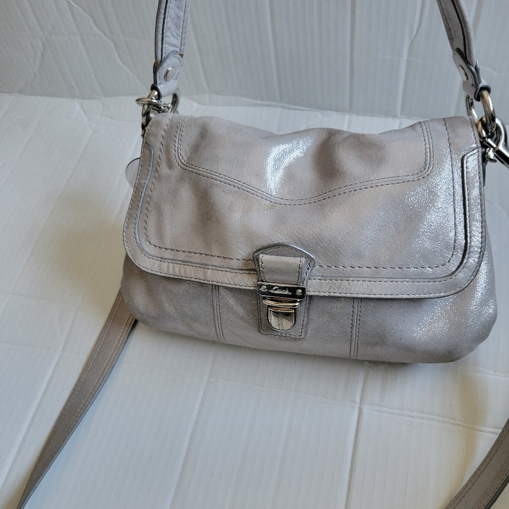 💯% authentic coach handbag 👜  crossbady